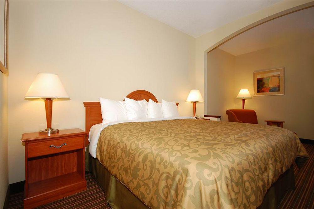 Best Western Plus Edison Inn Garner Extérieur photo